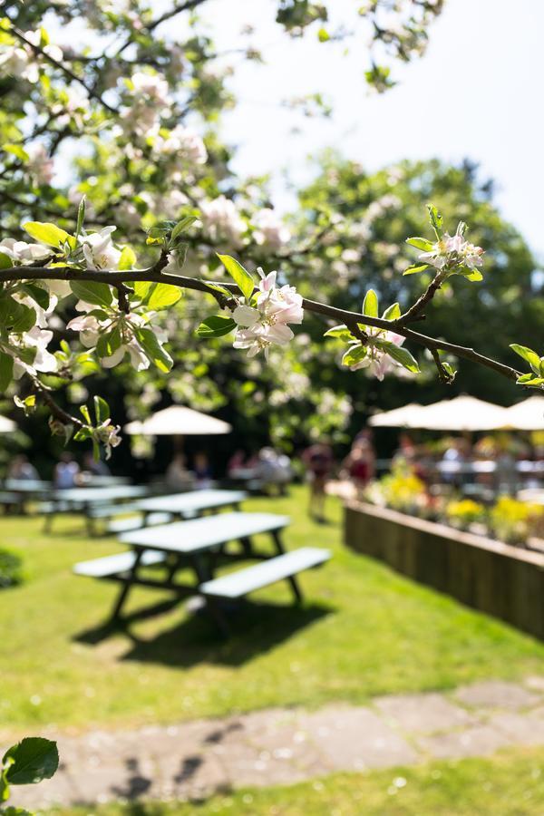 The Dundas Arms Kintbury Екстериор снимка